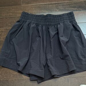 Vuori villa shorts black 3inch small
